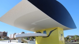Museu_do_Olho_-_Oscar_Niemeyer_-_Curitiba_Brasil_(10146136615)(1)